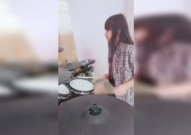 湖南小姐姐打架子鼓练习,乐韵飞扬练技艺